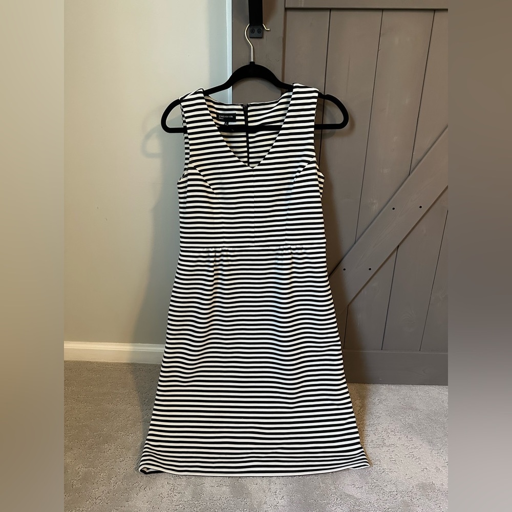 Jones New York striped dress size 4 brand new